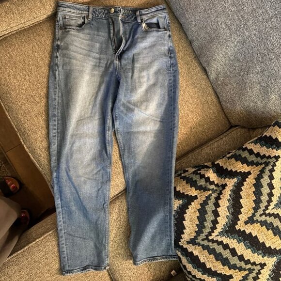 American Eagle mom jeans in 10 regular. - Picture 1 of 4